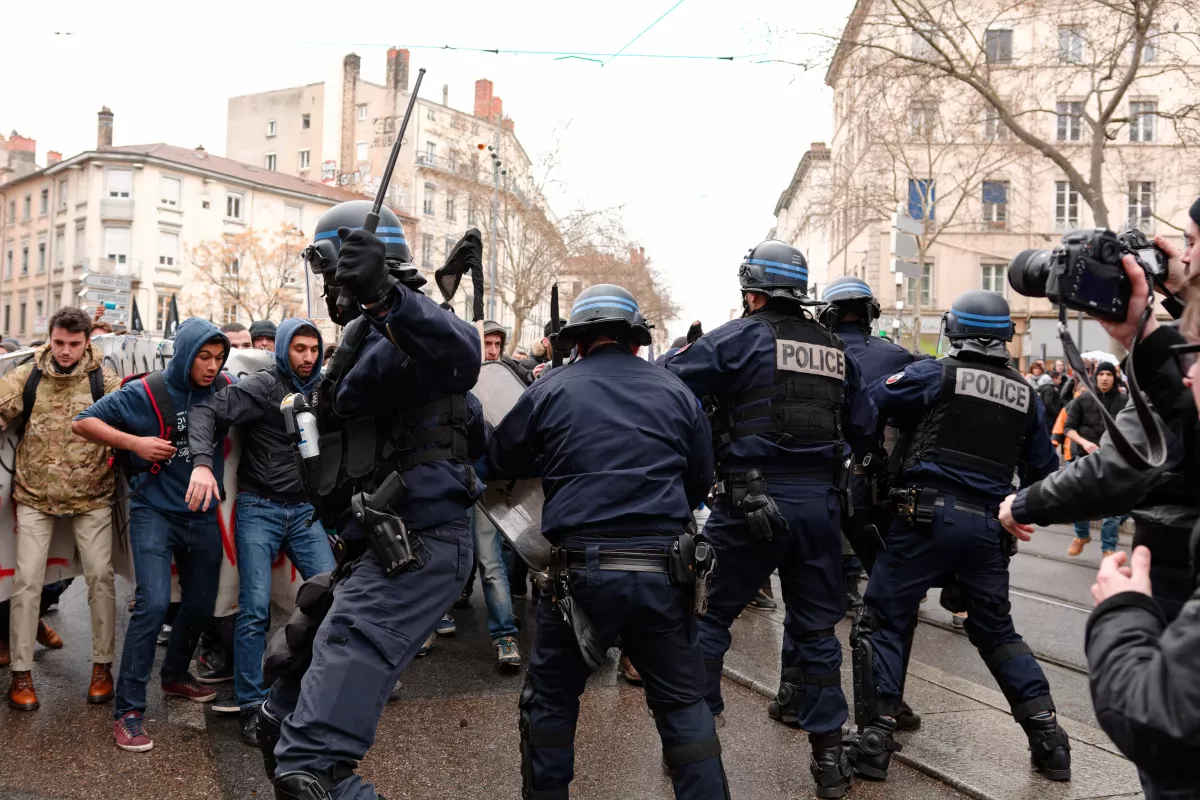 Affrontement entre des manifestants et CRS à Lyon Affrontement entre des manifestants et CRS à Lyon