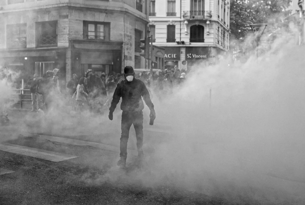 Manifestant et gaz lacrymogène Manifestant et gaz lacrymogène à Lyon
