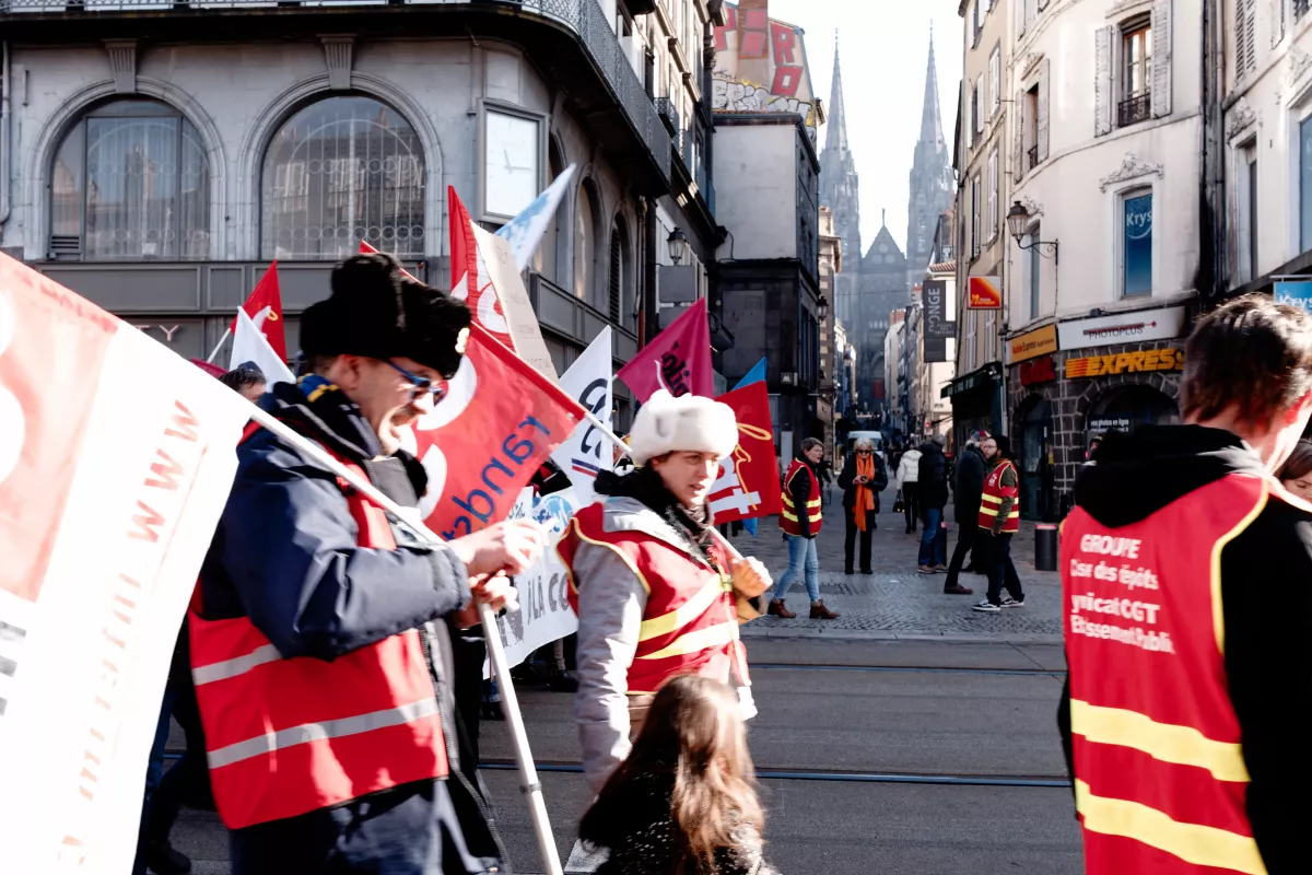 Manifestants devant la cathédrale de Clemont-Ferrand Manifestants devant la cathédrale de Clemont-Ferrand
